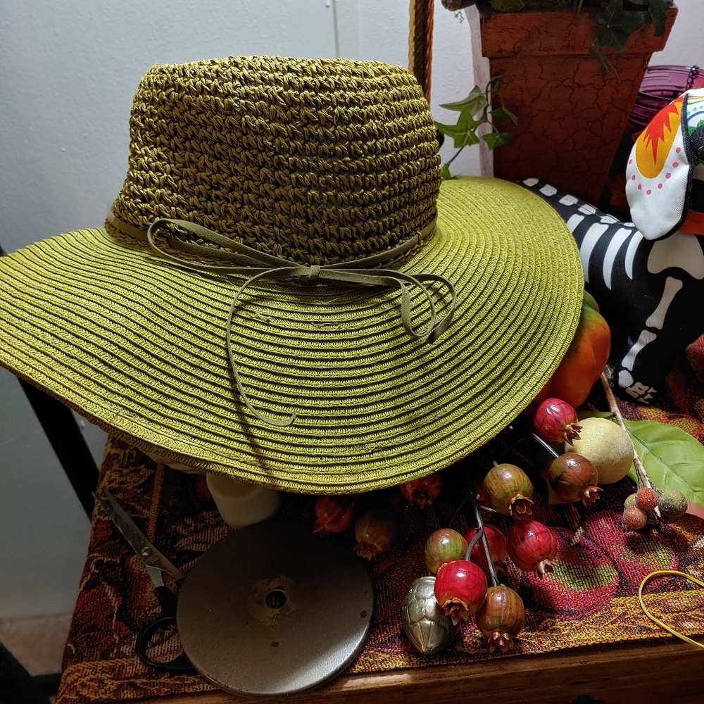 Shade Shack straw hat. - Picture 4 of 10